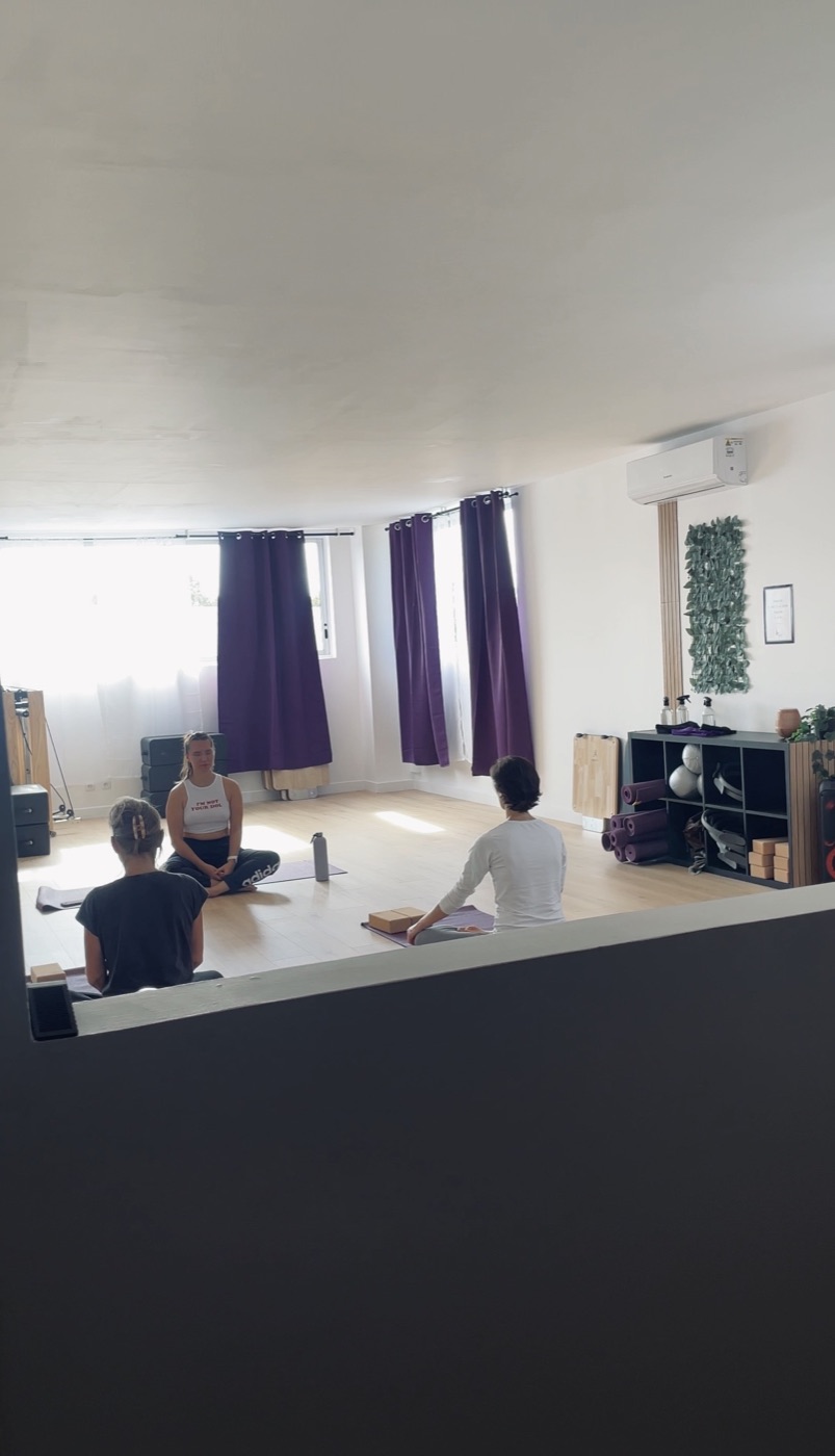 Un moment de calme en fin de cours dans la salle de yoga